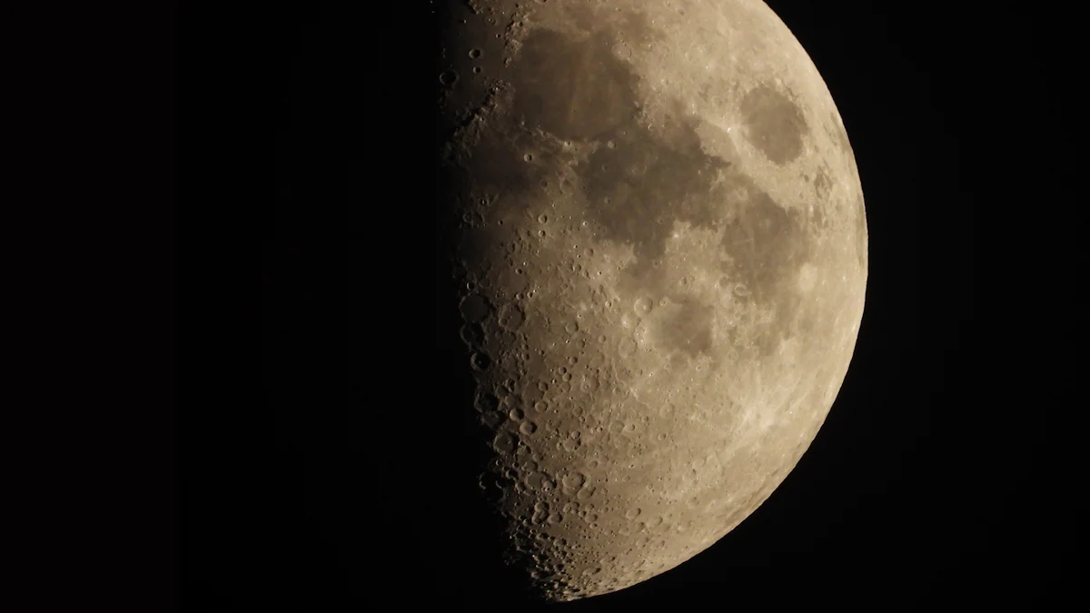 Astrologia și influența astrelor asupra destinului uman 2 O imagine de prim-plan a unei jumătăți de lună pe un cer negru, care arată cratere și umbre detaliate de suprafață, invită la reflecție asupra rolului astrologiei în modelarea destinului uman prin misterioasa influență astrelor.