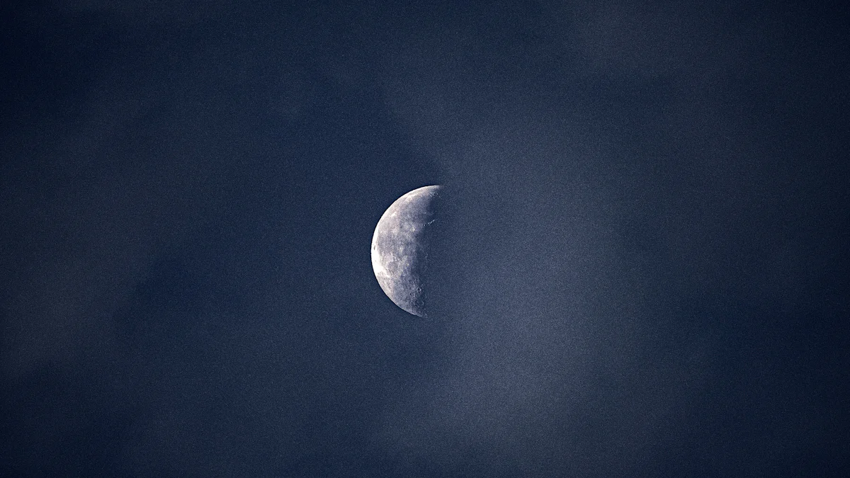 Astrologia și influența astrelor asupra destinului uman 1 O lună parțial vizibilă este înconjurată de nori întunecați pe cerul nopții, strălucirea ei reflectând subtil influența astrelor.