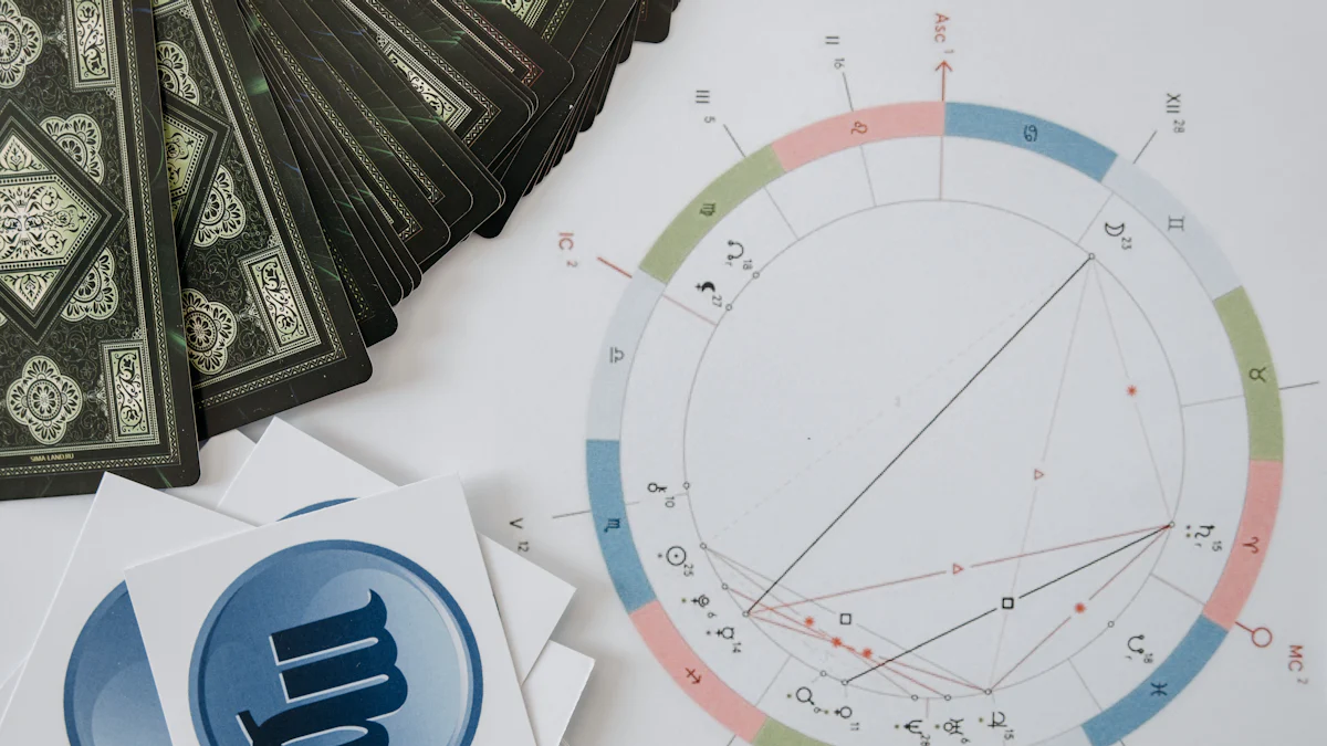 Un set de cărți de tarot iese în evantai lângă o diagramă astrologică imprimată, dezvăluind secțiuni colorate și linii complicate, alături de cărți dreptunghiulare împrăștiate purtând simboluri, un tablou perfect pentru Interpretarea Hărții Natale, care servește ca ghid.