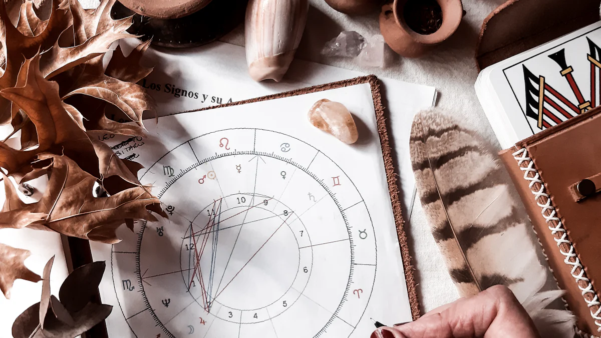 O diagramă de astrologie este înconjurată de frunze uscate, cristale, o pană, cărți de tarot și obiecte de ceramică pe o masă, oferind oportunități de creștere prin tranzitele astrologice.