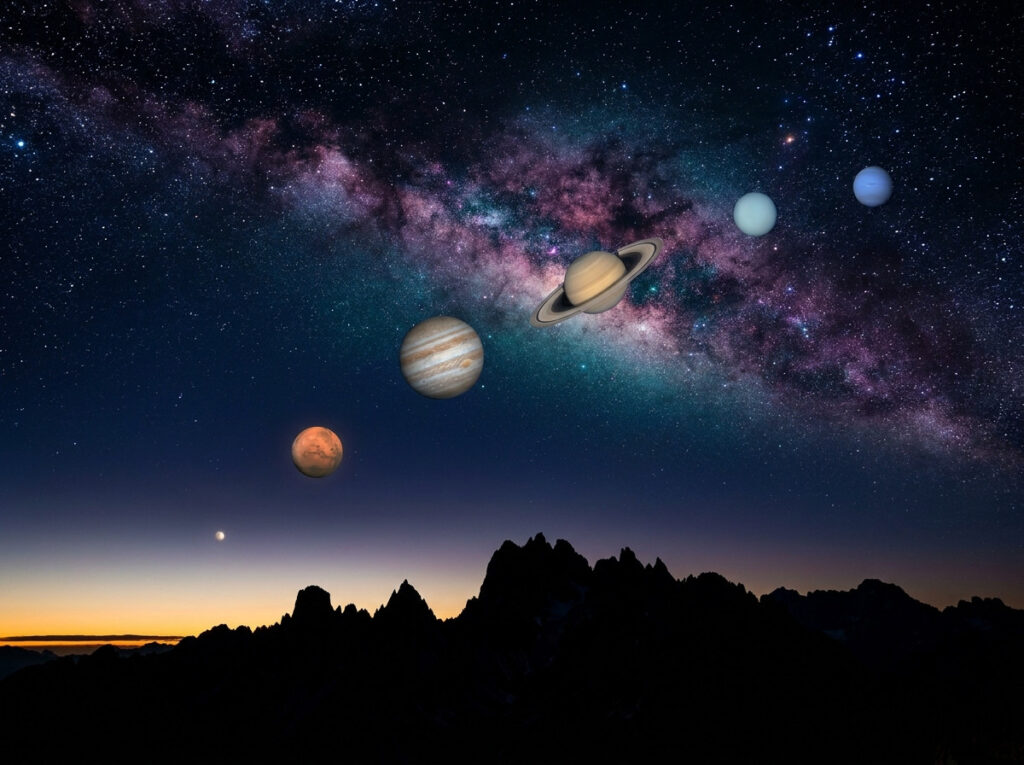 Cerul nocturn deasupra munților prezintă Calea Lactee și imagini mari, prelucrate, ale planetelor, printre care Marte, Jupiter, Saturn, Uranus și Neptun, deasupra orizontului.
